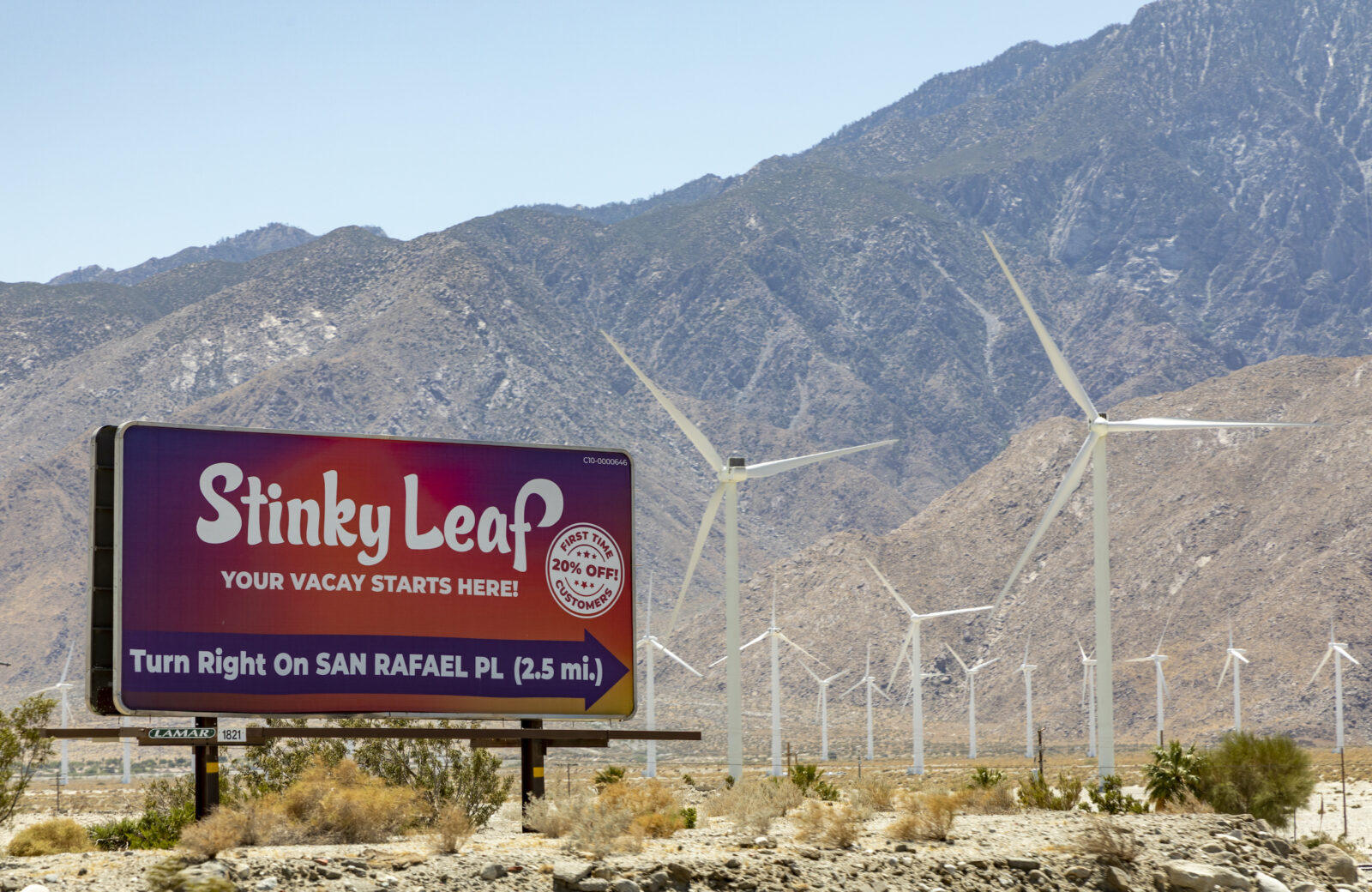 Desert Hot Springs, Kalifornien, USA - 04. Mai 2022: Eine Werbetafel für Stinky Leaf Cannabis am Straßenrand © iStock.com/LizzieMaher